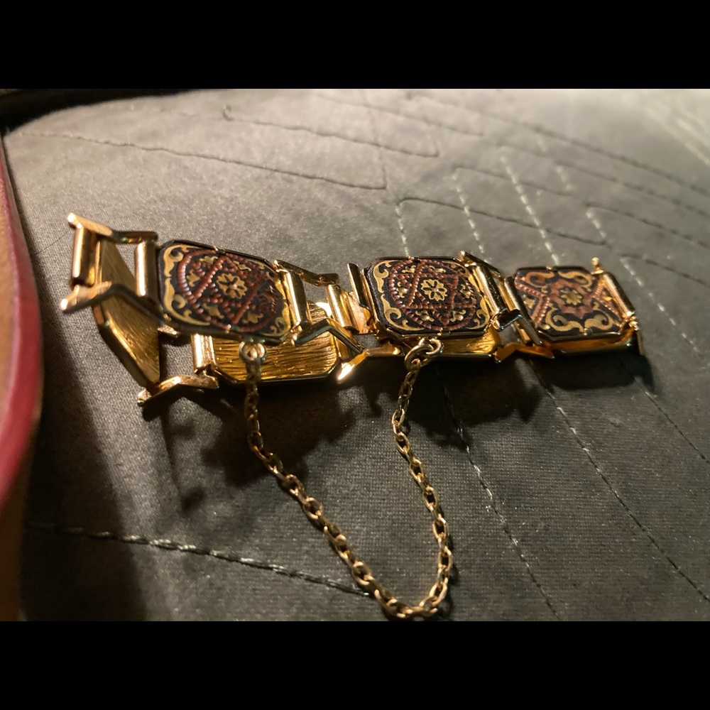 Very pretty gold colored bracelet not sure if real gold or gold filled